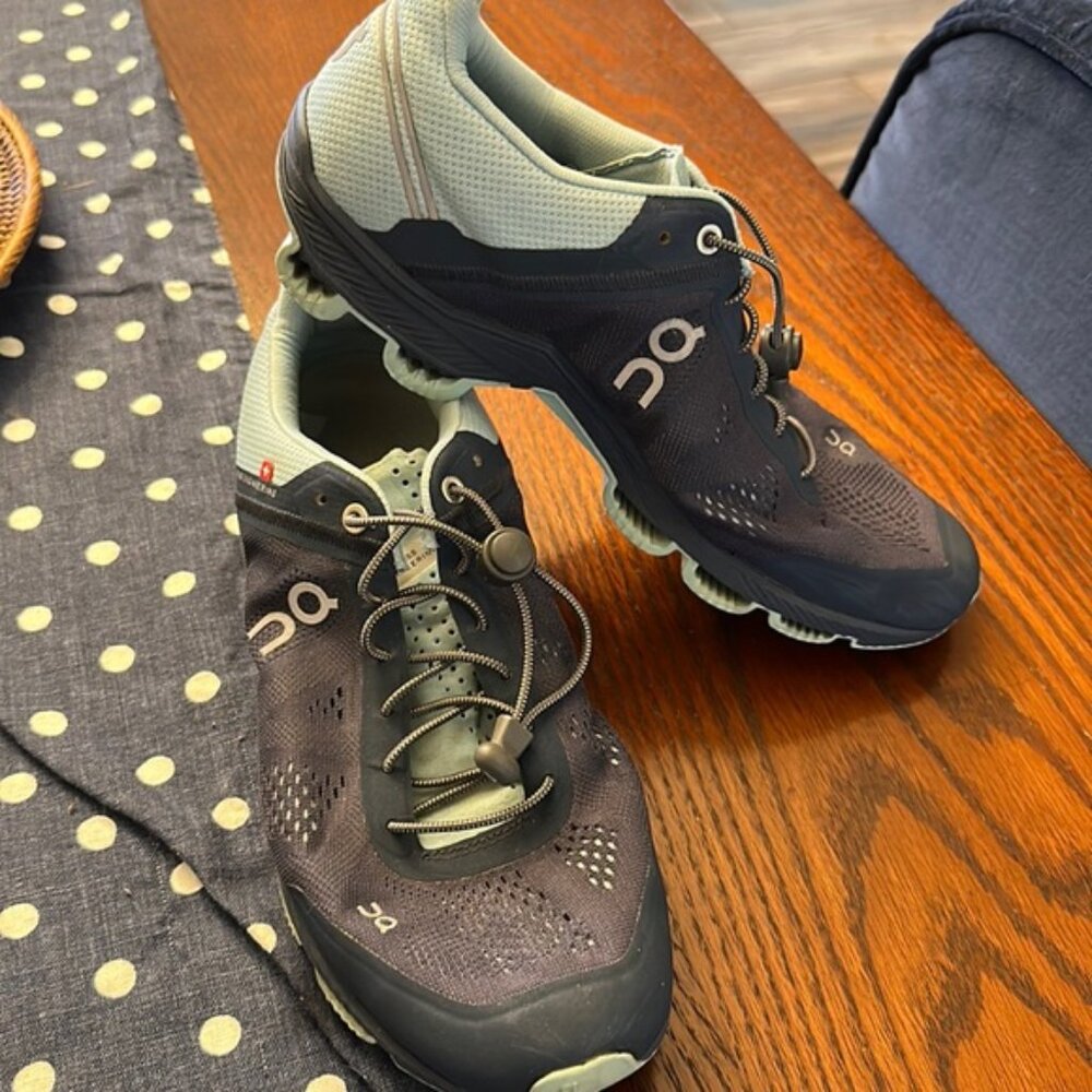 Men's On Cloud running shoes size 9